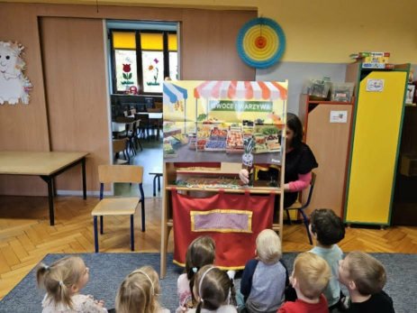 Przedszkolaki ogl�daj� teatrzyk kukie�kowy "Na straganie"