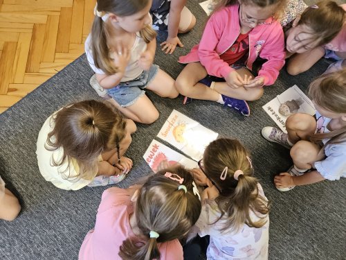 przedszkolaki uk�adaj� puzzle z Czuciakami
