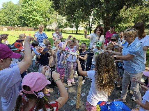 zabawy z Seniorami  w ogrodzie uk�adanie wie�y