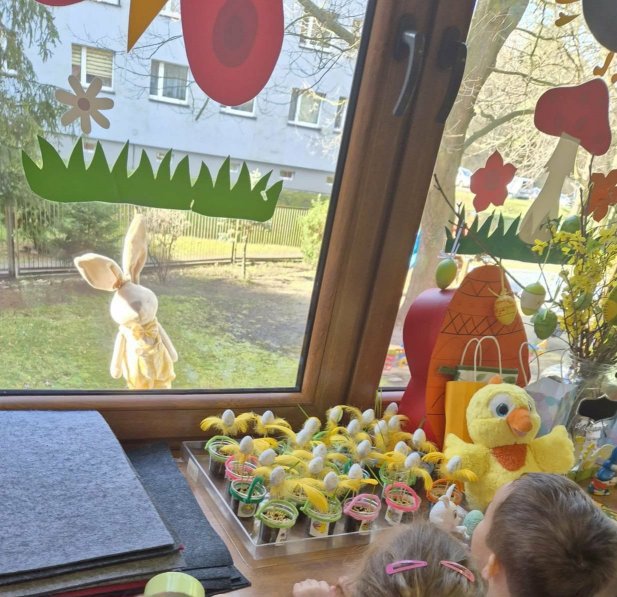 pluszowy kr�liczek za oknem wypatrywany przez dzieci
