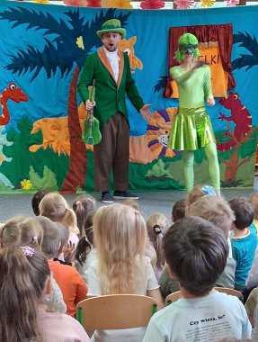 dzieci ogl�daj� teatrzyk