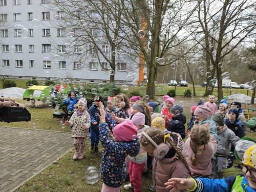 zabawy z ba�kami mydlanymi w ogrodzie