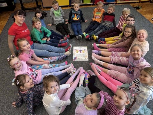 dzieci prezentuj� za�o�one kolorowe skarpetki