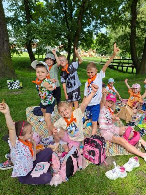 piknik na kocu podczas wycieczki