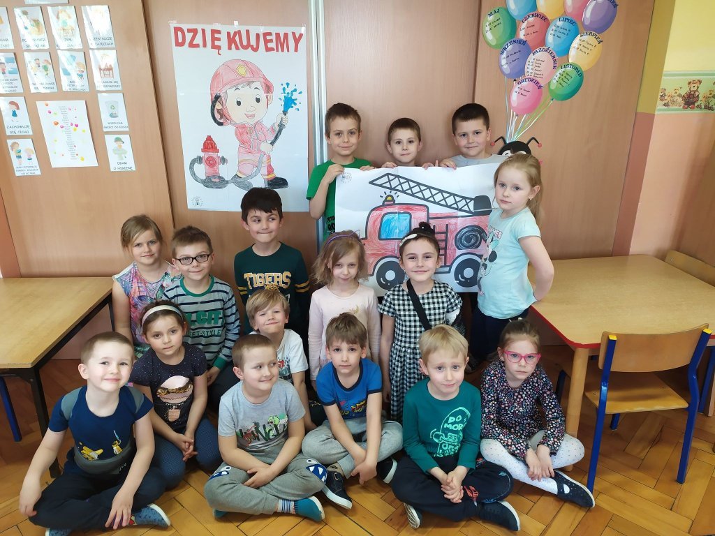 dzieci z laurk� dla stra�ak�w